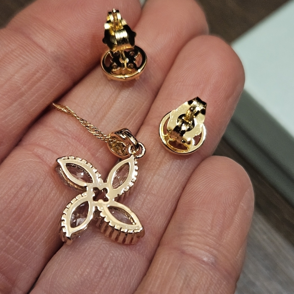 NEW Pendant & Earring Set - Picture 13 of 14